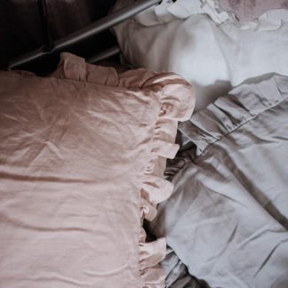 lniane poduszki z falbankami do sypialni