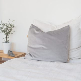 jasnoszara poduszka dekoracyjna velvet do salonu sypialni na kanape