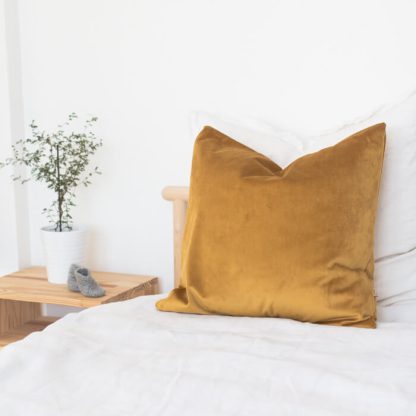 musztardowa poduszka dekoracyjna velvet do salonu sypialni na kanape