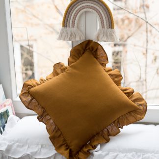 karmelowa poduszka dekoracyjna z falbankami