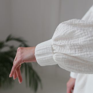 Rękaw kimona z elastyczną gumką mankiet – detal muślinowego kimona Babyly