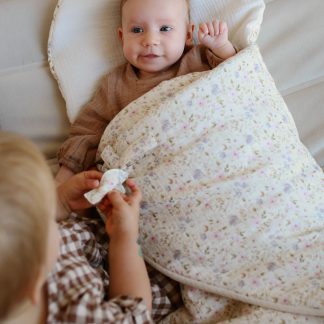 becik niemowlęcy - muślinowy śpiworek do spania dla niemowląt, następca rożka niemowlęcego w delikatne kwiatuszki/ Wyprawka dla niemowląt