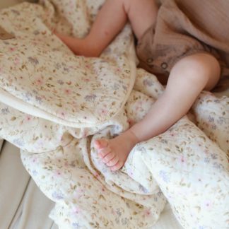 becik niemowlęcy - muślinowy śpiworek do spania dla niemowląt, następca rożka niemowlęcego w delikatne kwiatuszki/ Wyprawka dla niemowląt
