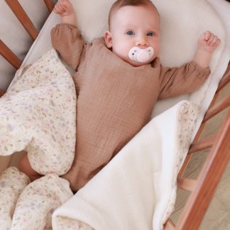 becik niemowlęcy - muślinowy śpiworek do spania dla niemowląt, następca rożka niemowlęcego w delikatne kwiatuszki/ Wyprawka dla niemowląt