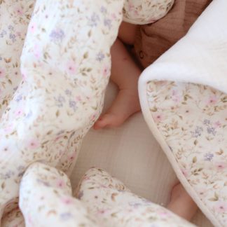 becik niemowlęcy - muślinowy śpiworek do spania dla niemowląt, następca rożka niemowlęcego w delikatne kwiatuszki/ Wyprawka dla niemowląt