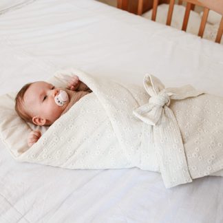 haftowany rożek niemowlęcy - lilly, haftowany rożek dla niemowlat jasny beż