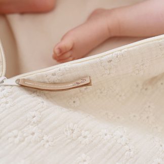 haftowany śpiworek niemowlęcy Lilly jasny beż, śpiworek do spania, wyprawka dla maluszka