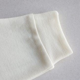 Spodnie niemowlęce z wełny merino – miękkie, oddychające i hipoalergiczne. Elastyczny pas bez ucisku, miejsce na pieluszkę, idealne na każdą porę roku.