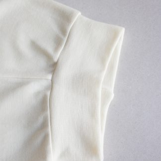 Spodnie niemowlęce z wełny merino – miękkie, oddychające i hipoalergiczne. Elastyczny pas bez ucisku, miejsce na pieluszkę, idealne na każdą porę roku.