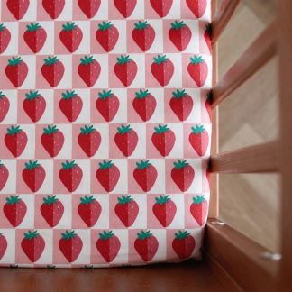 Prześcieradło do łóżeczka, do dostawki, do gondoli, do koszaa mojżesza - truskawki