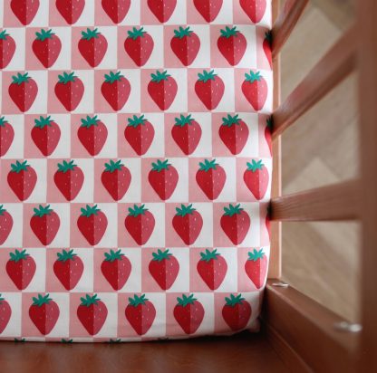 Prześcieradło do łóżeczka, do dostawki, do gondoli, do koszaa mojżesza - truskawki