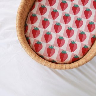 Prześcieradło do łóżeczka, do dostawki, do gondoli, do koszaa mojżesza - truskawki